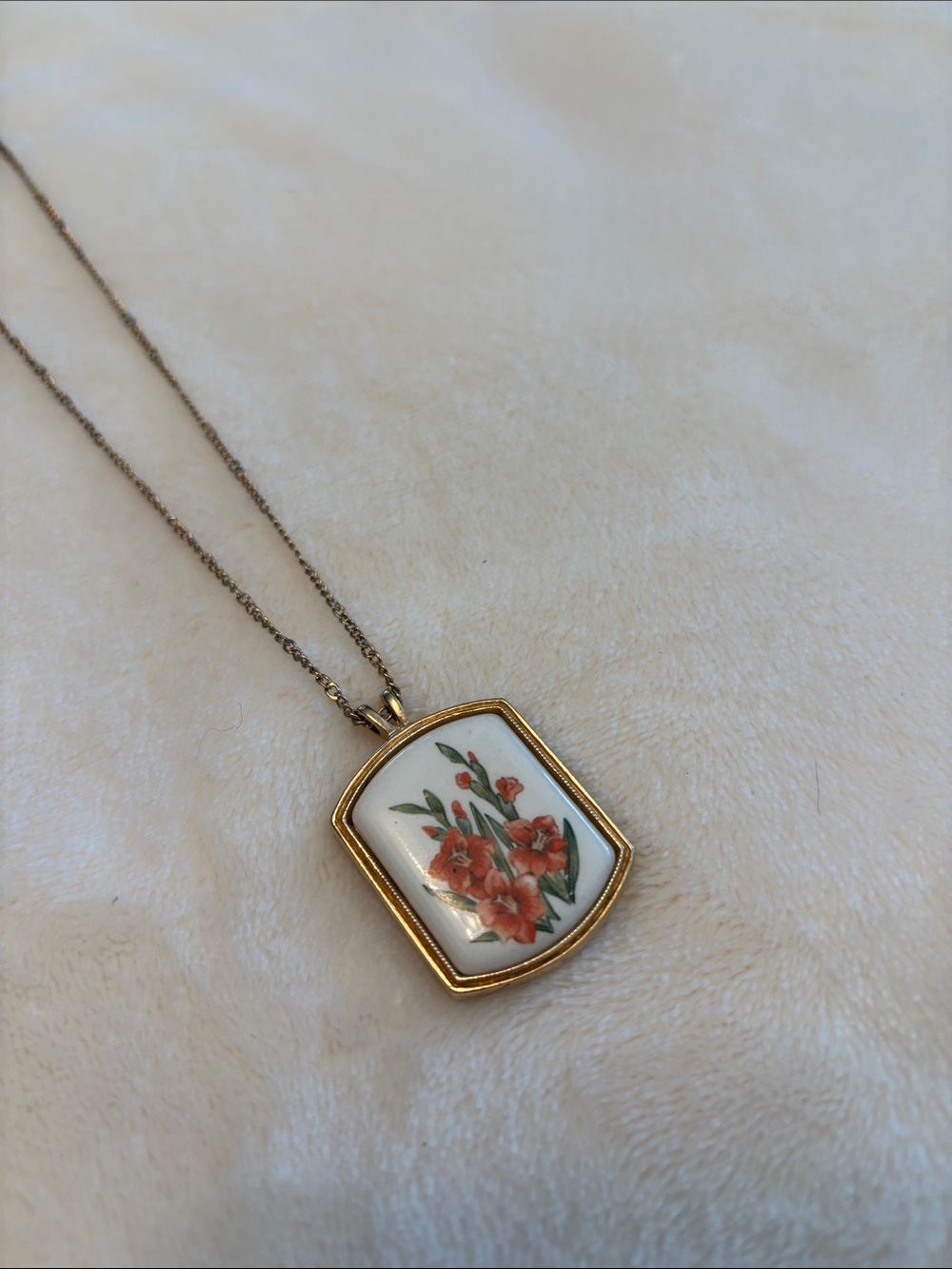 Vintage AVON Gold-Tone Heritage Gladiolas Floral Ceramic Pendant Necklace